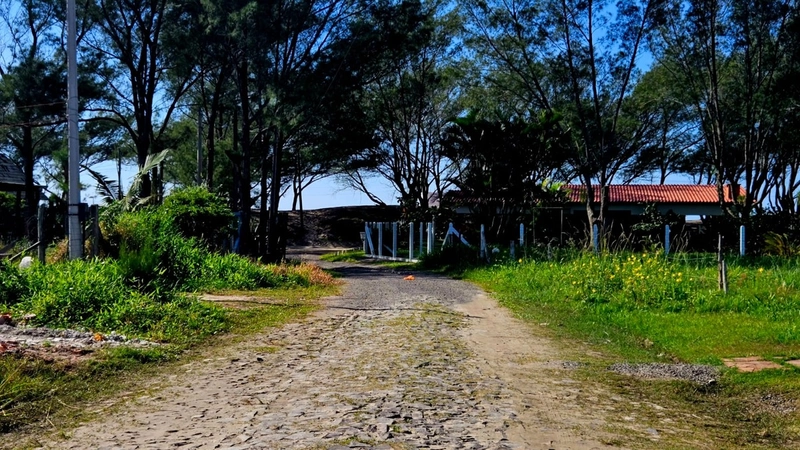 Terreno bem localizado a poucos metros do mar: 2ª foto da galeria de imagens do imóvel
