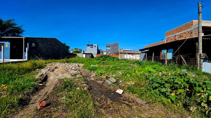 Terreno bem localizado a poucos metros do mar: 1ª foto da galeria de imagens do imóvel