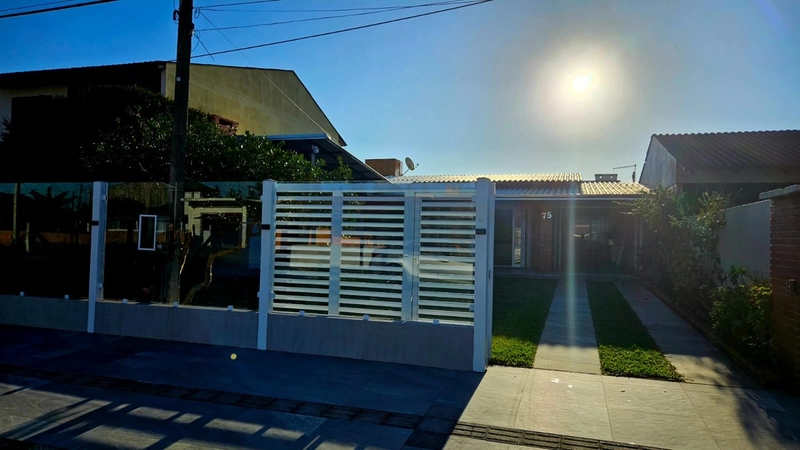 Casa com qualidade excepcional de 3 dormitórios e grande pátio!: 2ª foto da galeria de imagens do imóvel