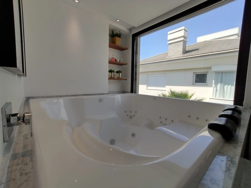 Casa espetacular com 5 Suítes e piscina no condomínio Playa Vista: 2ª foto da galeria de imagens do imóvel