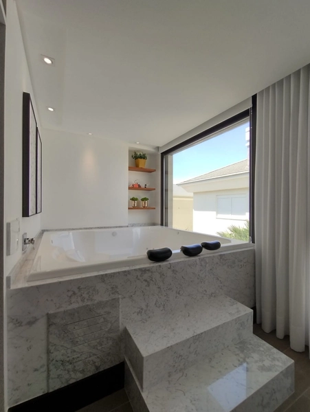 Casa espetacular com 5 Suítes e piscina no condomínio Playa Vista: 21ª foto da galeria de imagens do imóvel