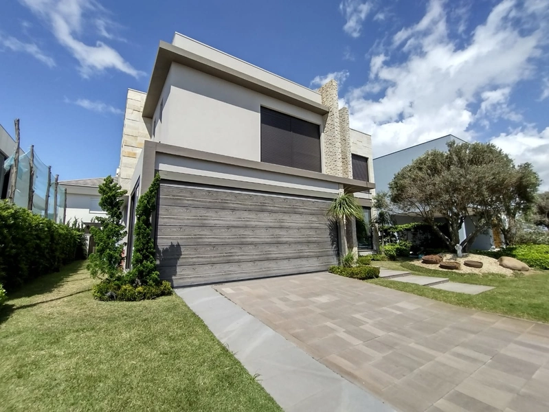 Casa espetacular com 5 Suítes e piscina no condomínio Playa Vista: 1ª foto da galeria de imagens do imóvel