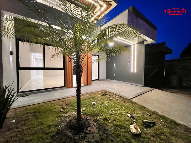 Casa de 3 dormitórios a 1 quadra do mar no bairro Zona Norte