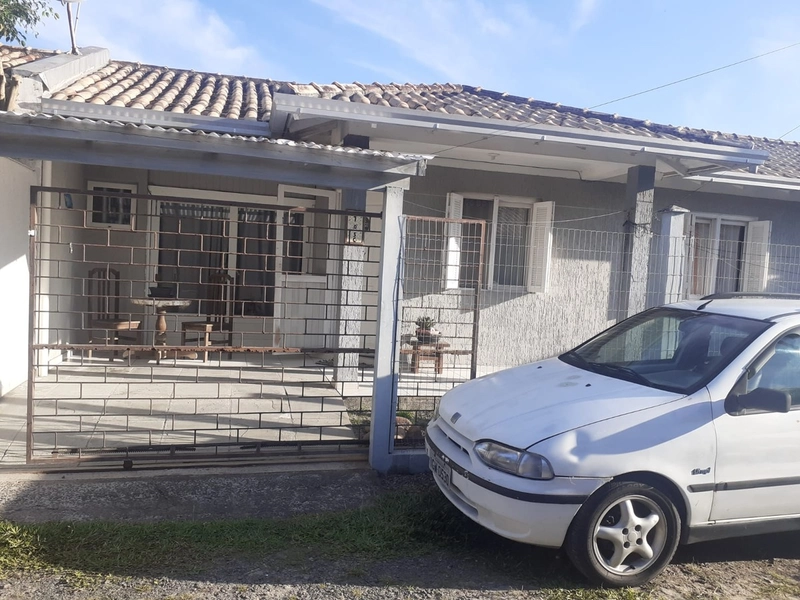Casa bem localizada na avenida, com 2 dormitórios no bairro Guarani: 1ª foto da galeria de imagens do imóvel