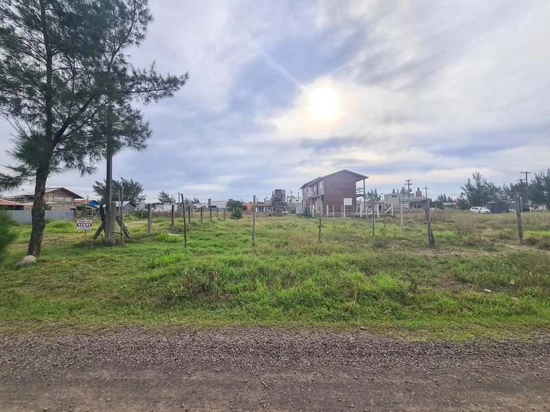 TERRENO NO JARDIM BEIRA MAR COM ÓTIMA LOCALIZAÇÃO- CAPÃO DA CANOA - RS: 1ª foto da galeria de imagens do imóvel