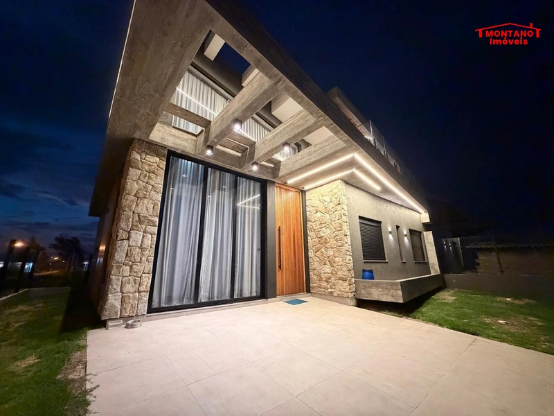 Casa com padrão único de 3 dormitórios e piscina a 100m do mar!!
