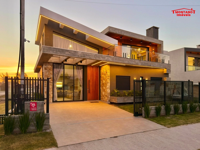 Casa com padrão único de 3 dormitórios e piscina a 100m do mar!!