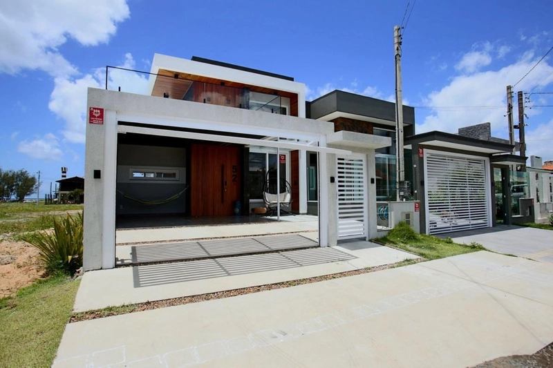 Casa com padrão único com 3 dormitórios e piscina no bairro Zona Nova: 1ª foto da galeria de imagens do imóvel