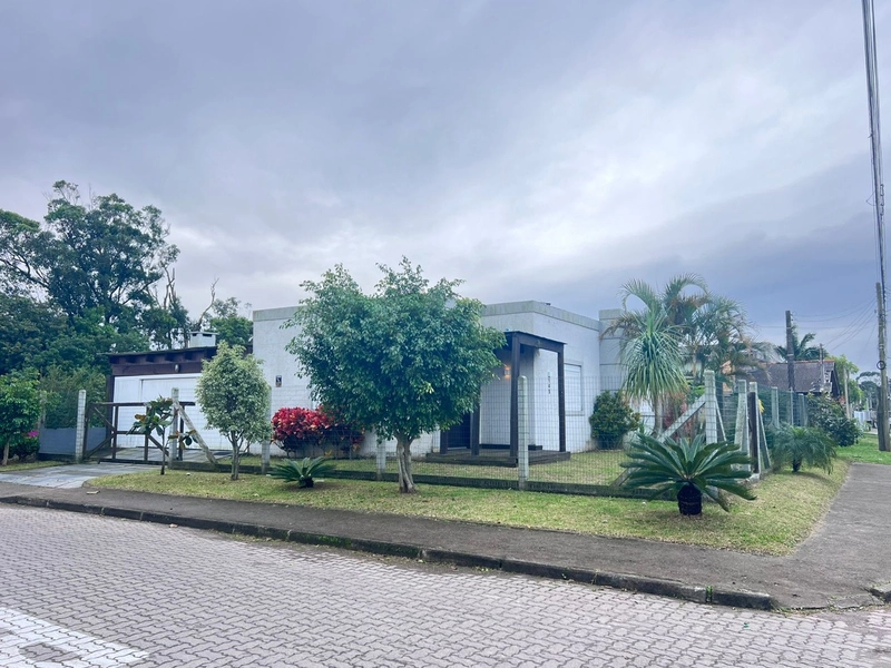 Casa mobiliada com 2 quartos e enorme terreno: 1ª foto da galeria de imagens do imóvel