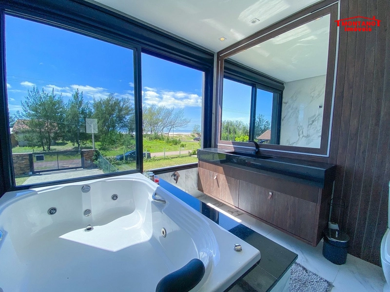 SOBRADO BEIRA MAR - 4 DORMITÓRIOS