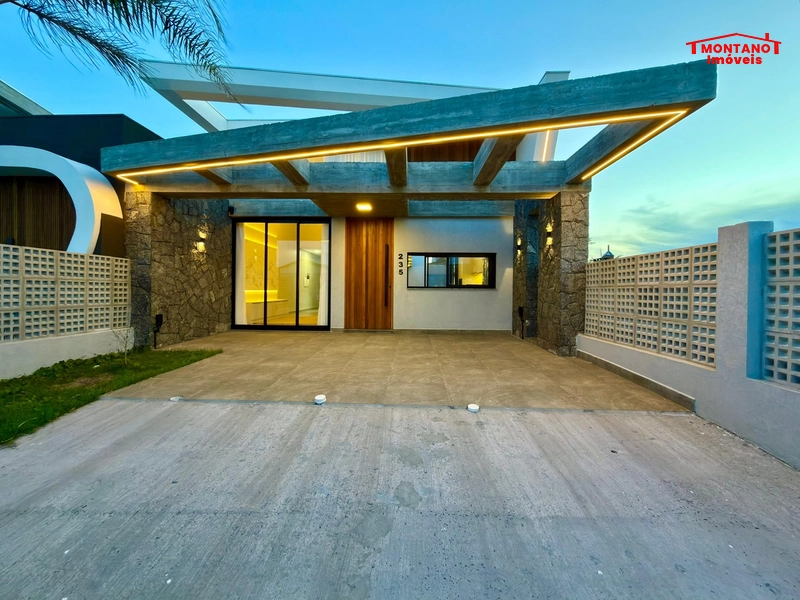 Linda Casa com Piscina no Jardim Beira Mar