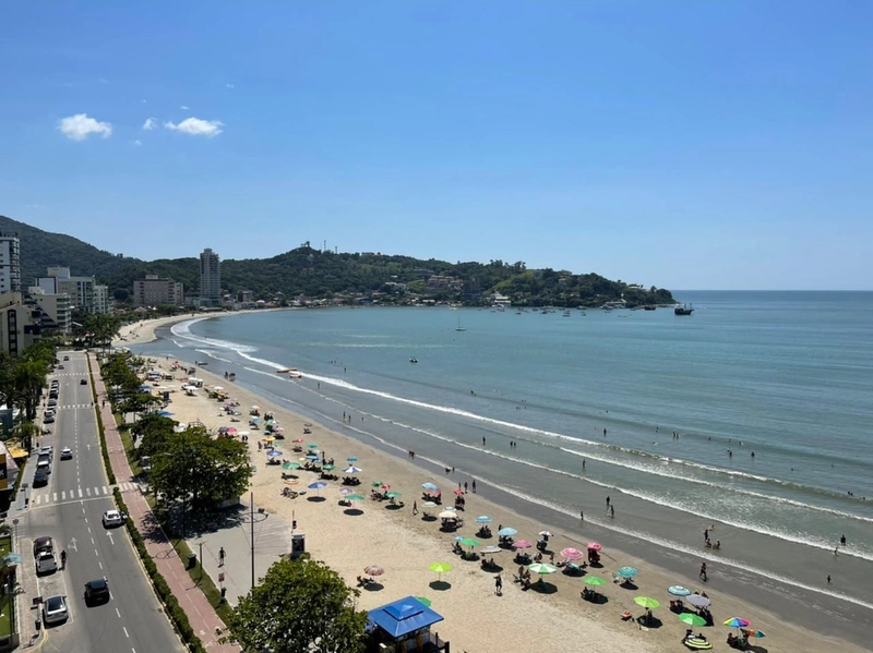 Sobrado frente mar em Itapema: 1ª foto da galeria de imagens do imóvel