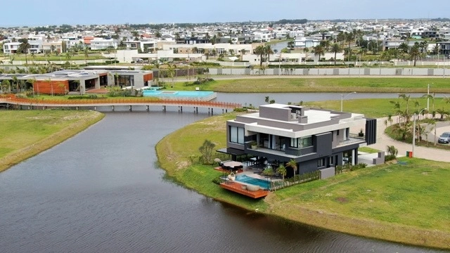 Sobrado com pé direito duplo a beira lago: 15ª foto da galeria de imagens do imóvel