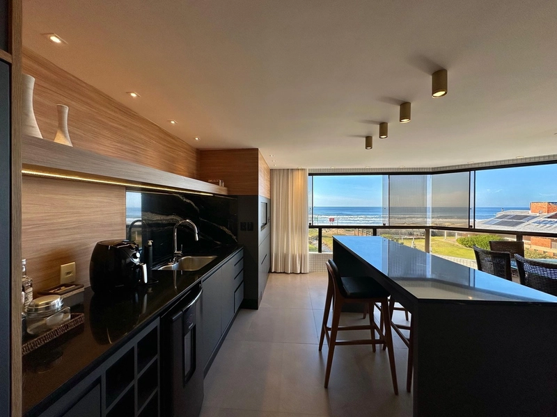 AMPLO APARTAMENTO DE FRENTE PARA O MAR E COM VISTA PARA ATLANTIDA
