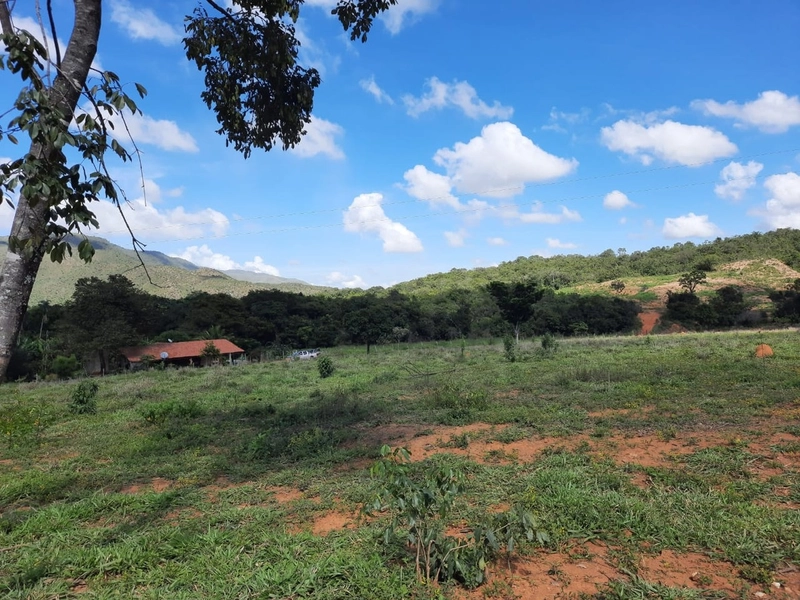 Fazenda de 26,6 alqueires (128,84 Ha), há 55 km do DF, com trator: 3ª foto da galeria de imagens do imóvel