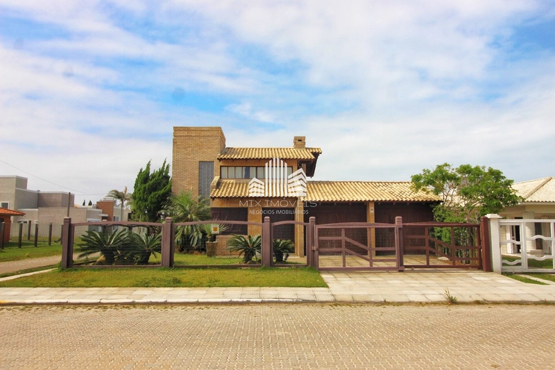 Casa Sobrado, com piscina, duas quadras do mar Remanso Xangri-lá!: 2ª foto da galeria de imagens do imóvel