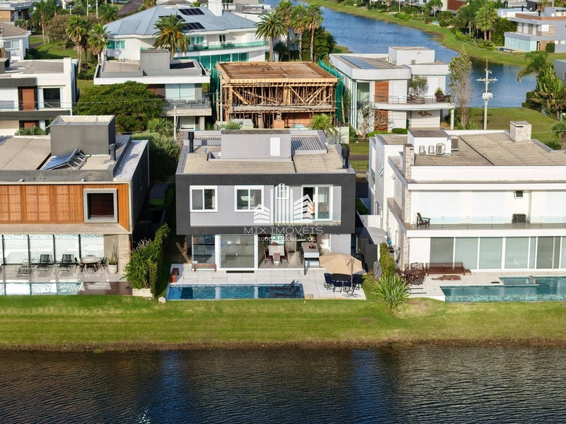 Magnifica casa sobrado, beira lago no condomínio Enseada.: 27ª foto da galeria de imagens do imóvel