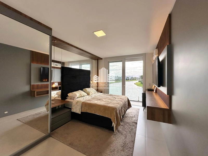 Magnifica casa sobrado, beira lago no condomínio Enseada.: 14ª foto da galeria de imagens do imóvel