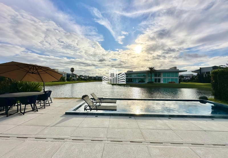 Magnifica casa sobrado, beira lago no condomínio Enseada.: 23ª foto da galeria de imagens do imóvel