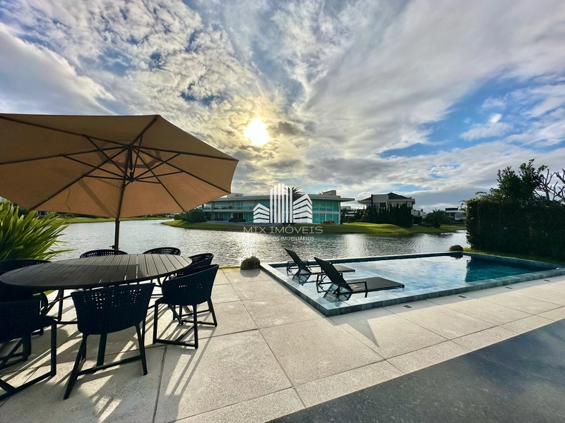 Magnifica casa sobrado, beira lago no condomínio Enseada.: 1ª foto da galeria de imagens do imóvel