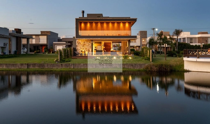 Casa beira lago em condomínio fechado: 7ª foto da galeria de imagens do imóvel