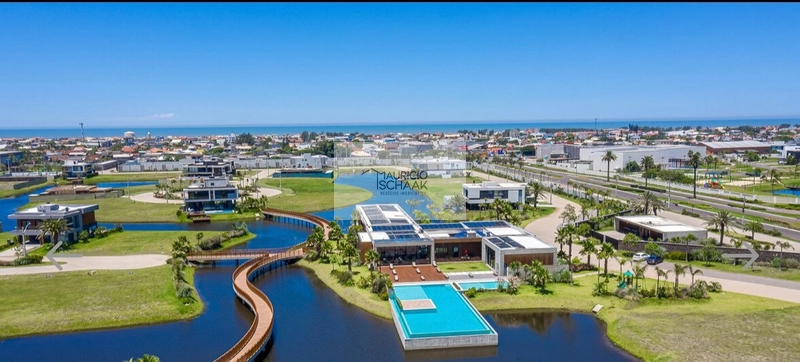 Lote beira lago em condomínio fechado: 4ª foto da galeria de imagens do imóvel