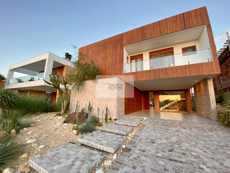 Sobrado finamente mobiliado e decorado em condomínio fechado