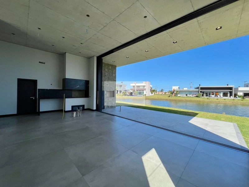 Casa beira lago em condomínio fechado!: 9ª foto da galeria de imagens do imóvel