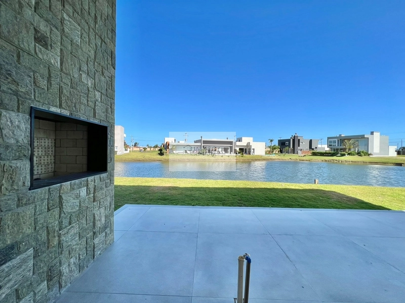 Casa beira lago em condomínio fechado!: 3ª foto da galeria de imagens do imóvel