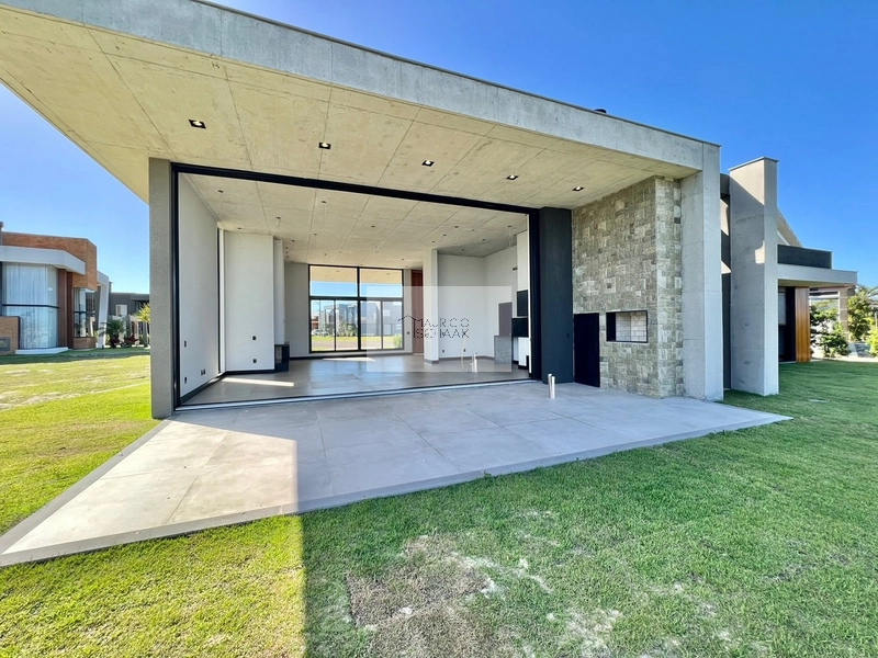 Casa beira lago em condomínio fechado!: 6ª foto da galeria de imagens do imóvel