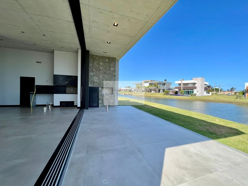 Casa beira lago em condomínio fechado!: 7ª foto da galeria de imagens do imóvel