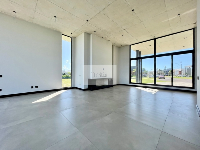 Casa beira lago em condomínio fechado!: 4ª foto da galeria de imagens do imóvel