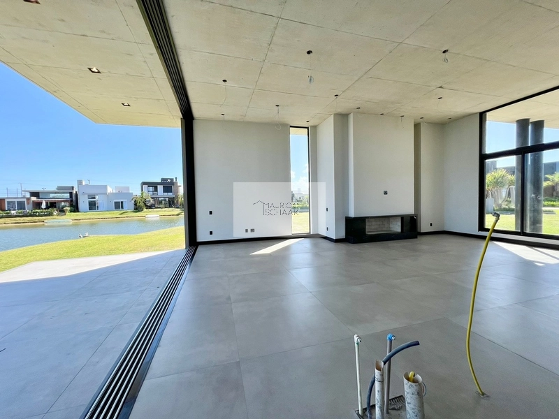 Casa beira lago em condomínio fechado!: 5ª foto da galeria de imagens do imóvel