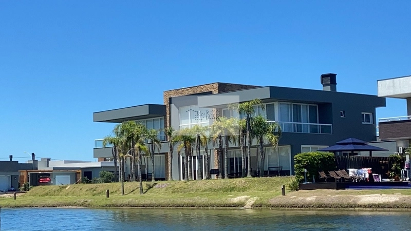 Sobrado BEIRA LAGO em condomínio fechado!: 1ª foto da galeria de imagens do imóvel