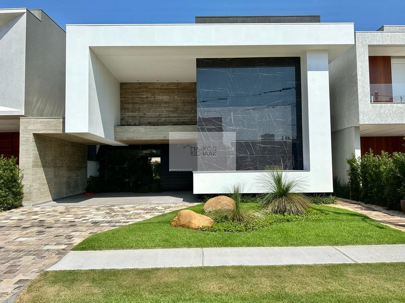 Casa de alto padrão em condomínio fechado!