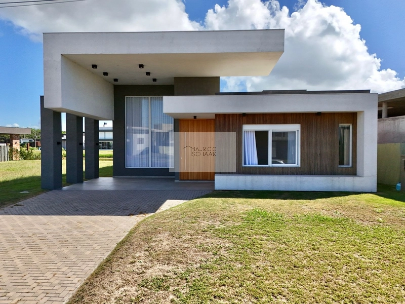 Casa em condomínio fechado beira mar!