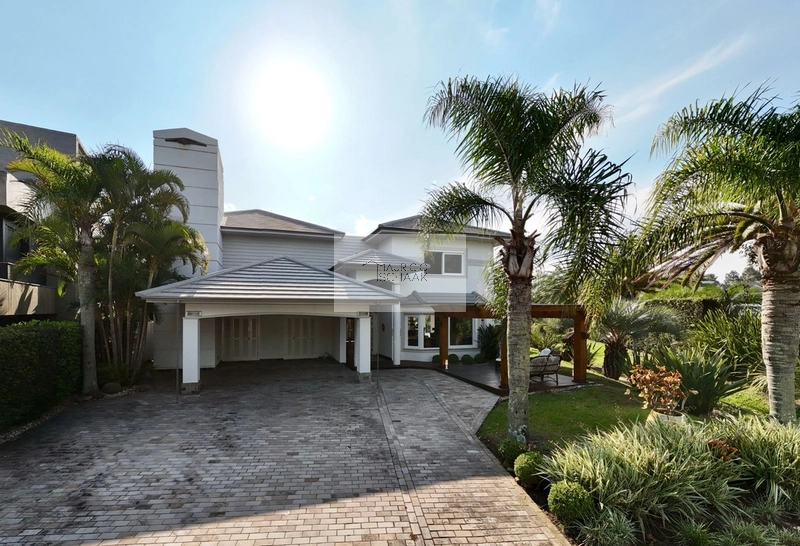 Sobrado em condomínio fechado em Atlântida!