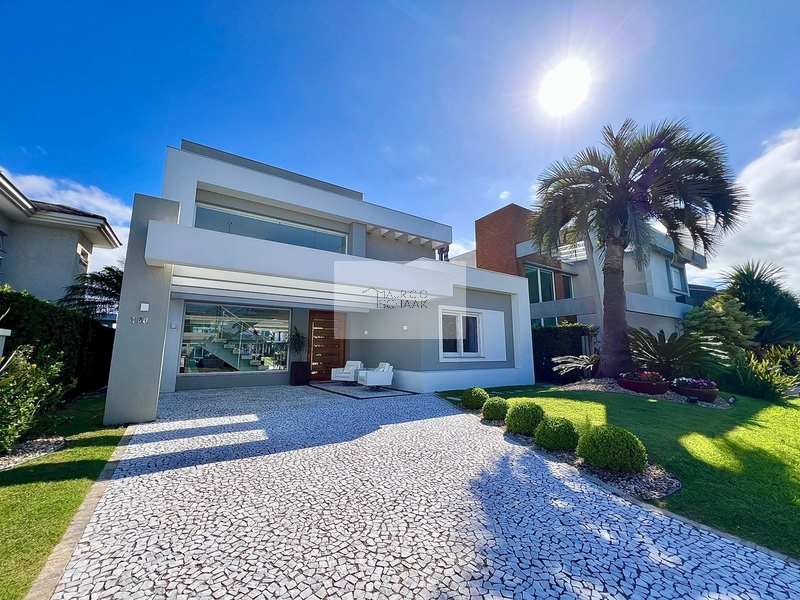 Casa beira lago em condomínio fechado!: 1ª foto da galeria de imagens do imóvel