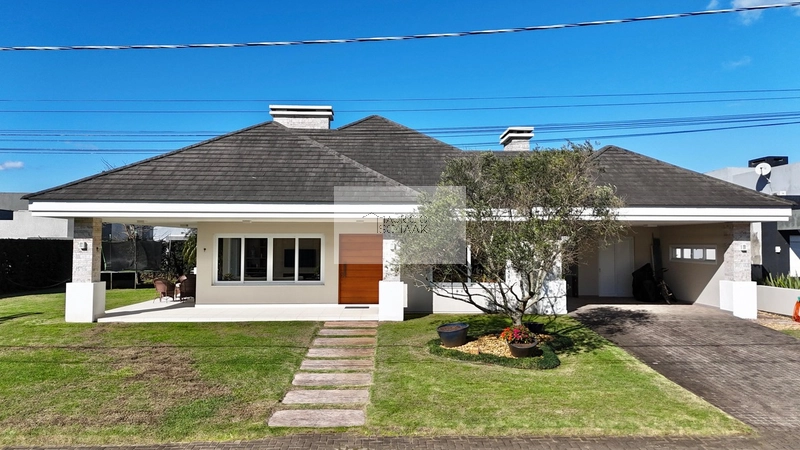 Casa em condomínio fechado com 2 lotes!