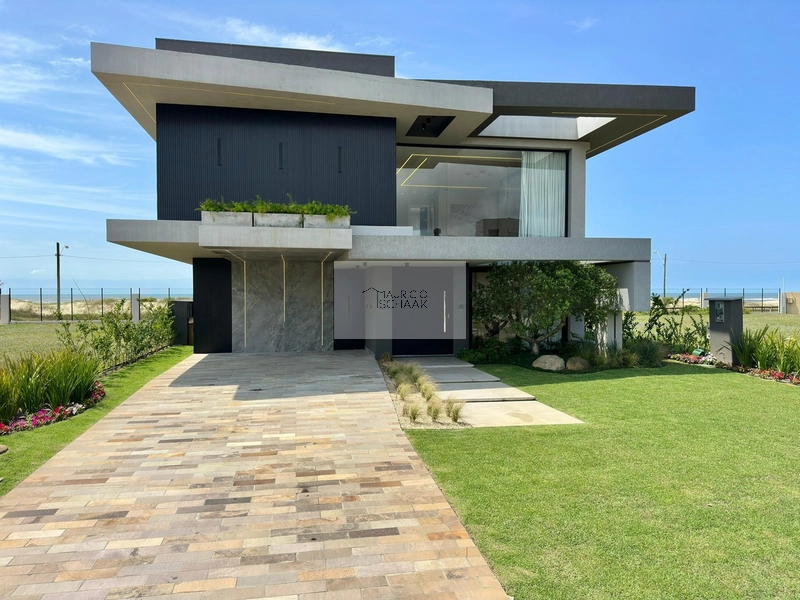 Casa em condomínio fechado beira mar!