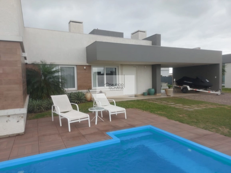 Casa em condomínio fechado com terrenho diferenciado