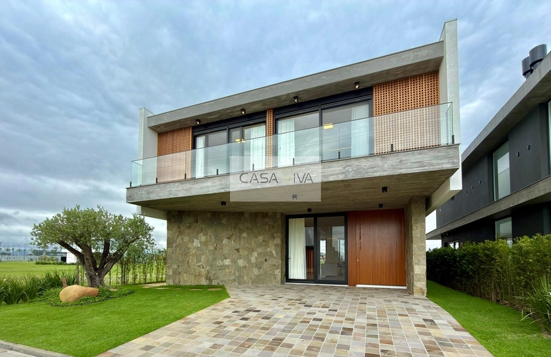 SOBRADO À BEIRA LAGO  ALTO PADRÃO - MOBILIADO & DECORADO