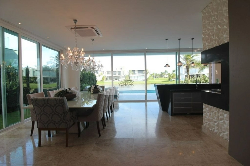 Mansão em condomínio de luxo no litoral: 2ª foto da galeria de imagens do imóvel