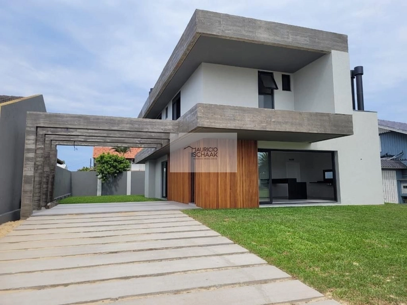 Sobrado em região privilegiada de Atlântida: 1ª foto da galeria de imagens do imóvel