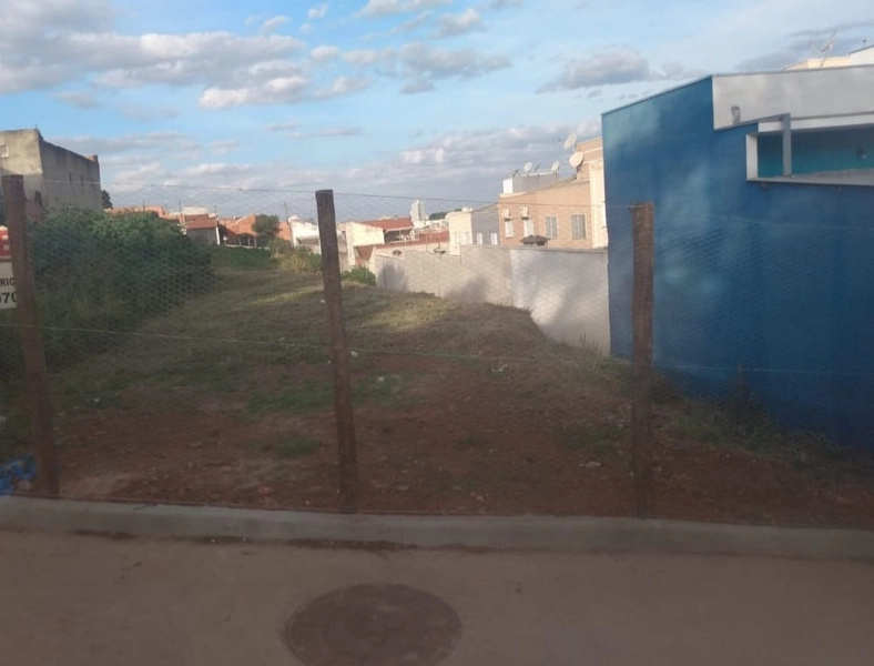 Lote: 1ª foto da galeria de imagens do imóvel