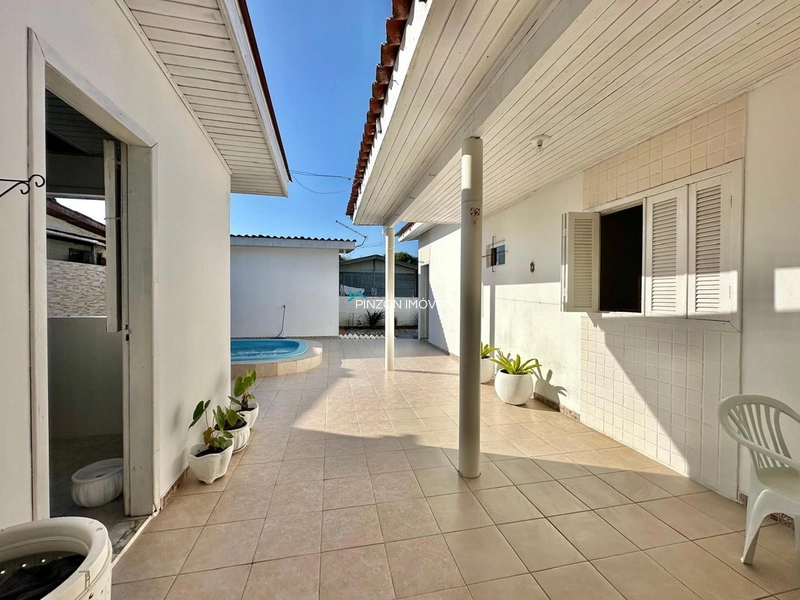 CASA COM PISCINA EM XANGRI-LÁ: 3ª foto da galeria de imagens do imóvel