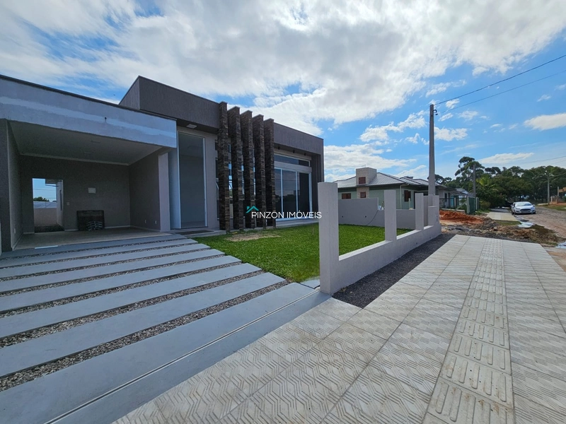 CASA COM 03 DORMITÓRIOS E PISCINA NO BALNEÁRIO VISTA ALEGRE: 3ª foto da galeria de imagens do imóvel