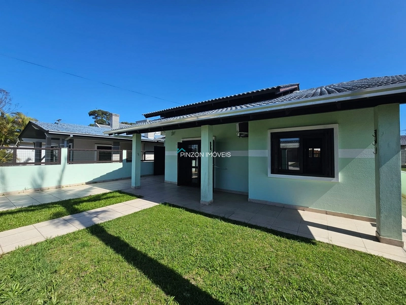 CASA COM 03 DORMITÓRIOS, QUIOSQUE E PISCINA EM AREIAS BRANCAS.