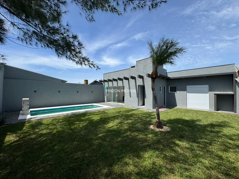 CASA EM OBRA EM UMA DAS PRINCIPAIS AVENIDAS DE ATLÂNTIDA SUL