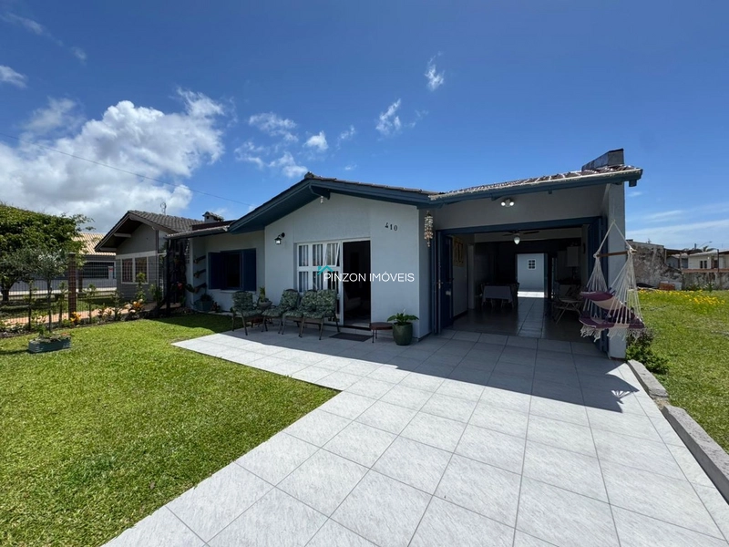 CASA COM PISCINA À 300M DA PRAIA